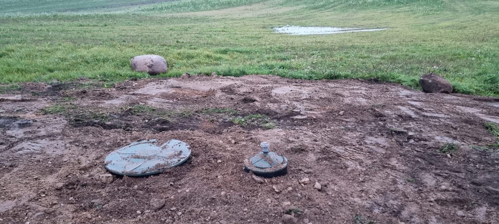 Bioloģiskās attīrīšanas iekārtas lūkas pēc aizbēršanas