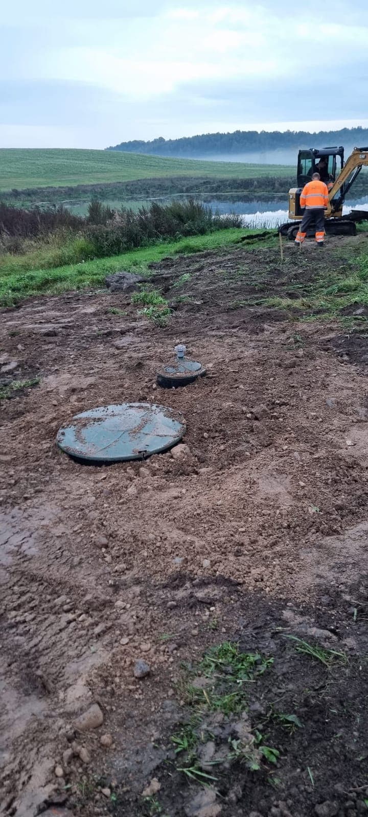 Iekārtas lūka pēc darbiem, fonā ekskavators