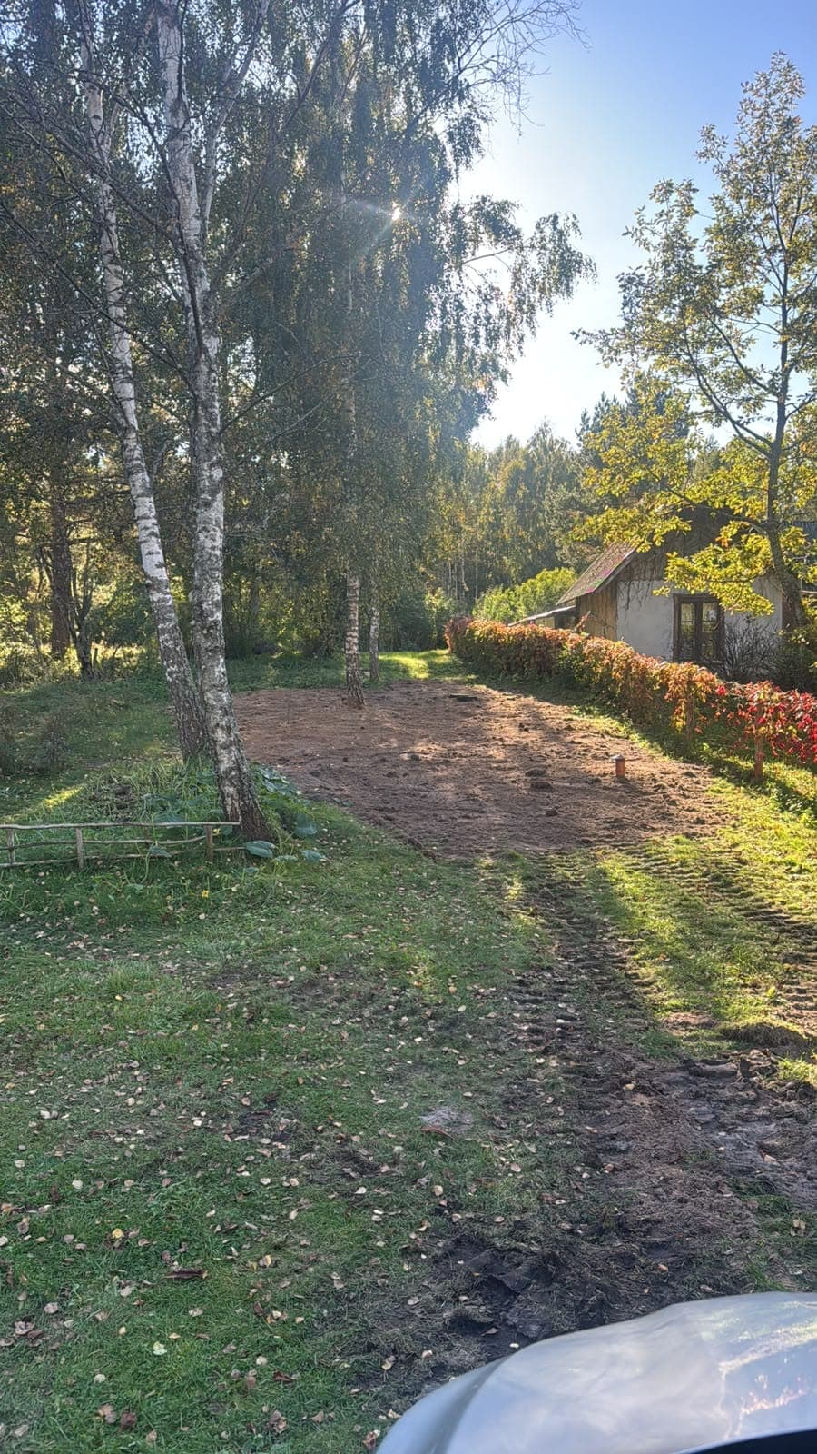 Засыпанная трасса у дома на хуторе после работ