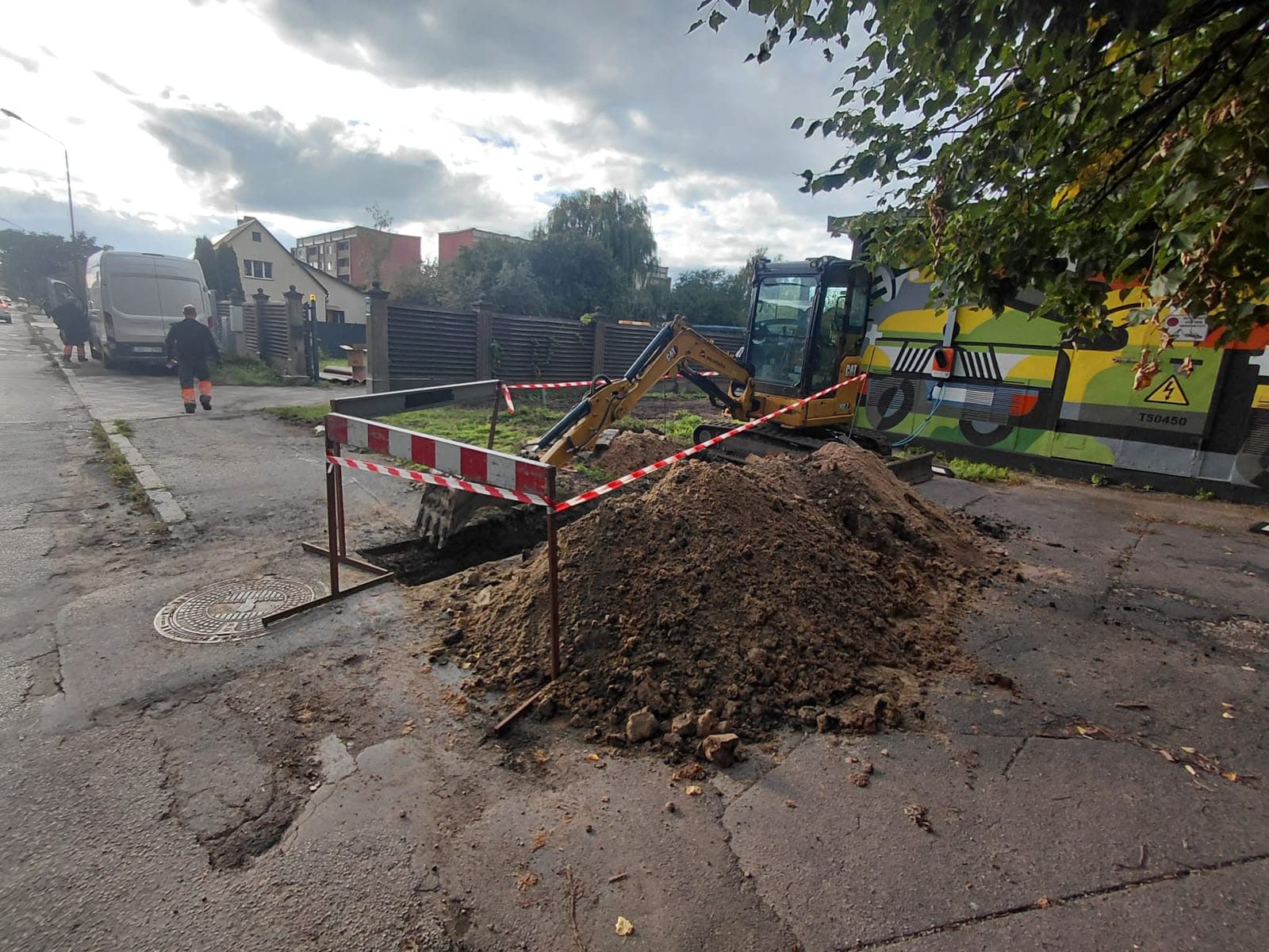 Земляные работы на улице у места подключения, рабочая зона огорожена